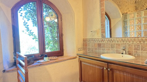 Washbasin with arched window to the garden – Mas Santa Caterina