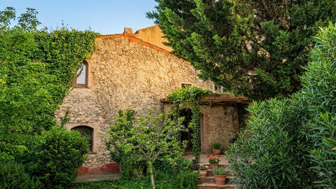 Ivy-covered stone gable of the barn – restored Catalan farmhouse, Baix Empordà