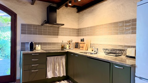 Fully equipped kitchen with door to the garden – barn holiday home Costa Brava