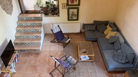 Living room seen from the mezzanine gallery – The Barn, Sobrestany